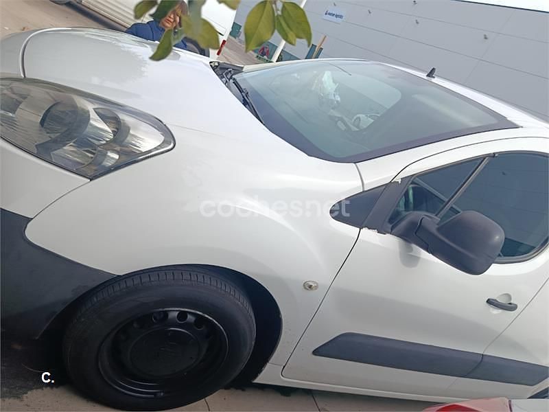 Usado Peugeot Partner Tepee Access 75 CV (55 kW) 2012 Blanco Monovolumen