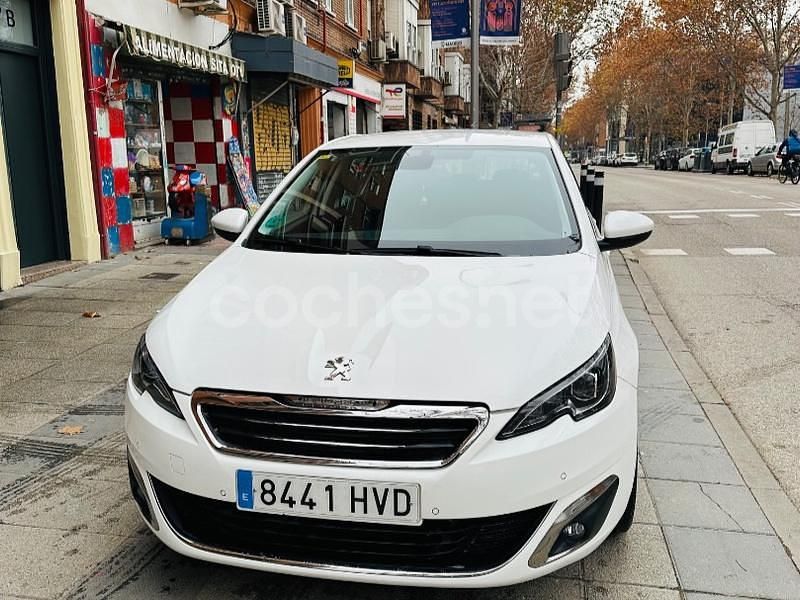 Usado Peugeot 308 Allure 125 CV (91 kW) 2014 Blanco Berlina