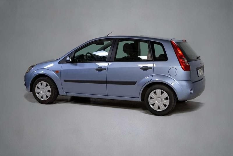 Usado Ford Fiesta 80 CV (58 kW) 2006 Azul Utilitario