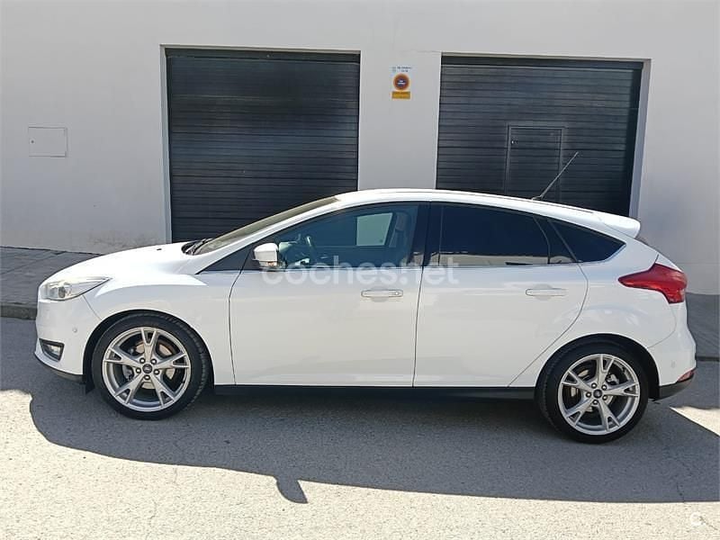 Używany Ford Focus Sport 125 KM (91 kW) 2015 Biały Sedan/Limuzyna