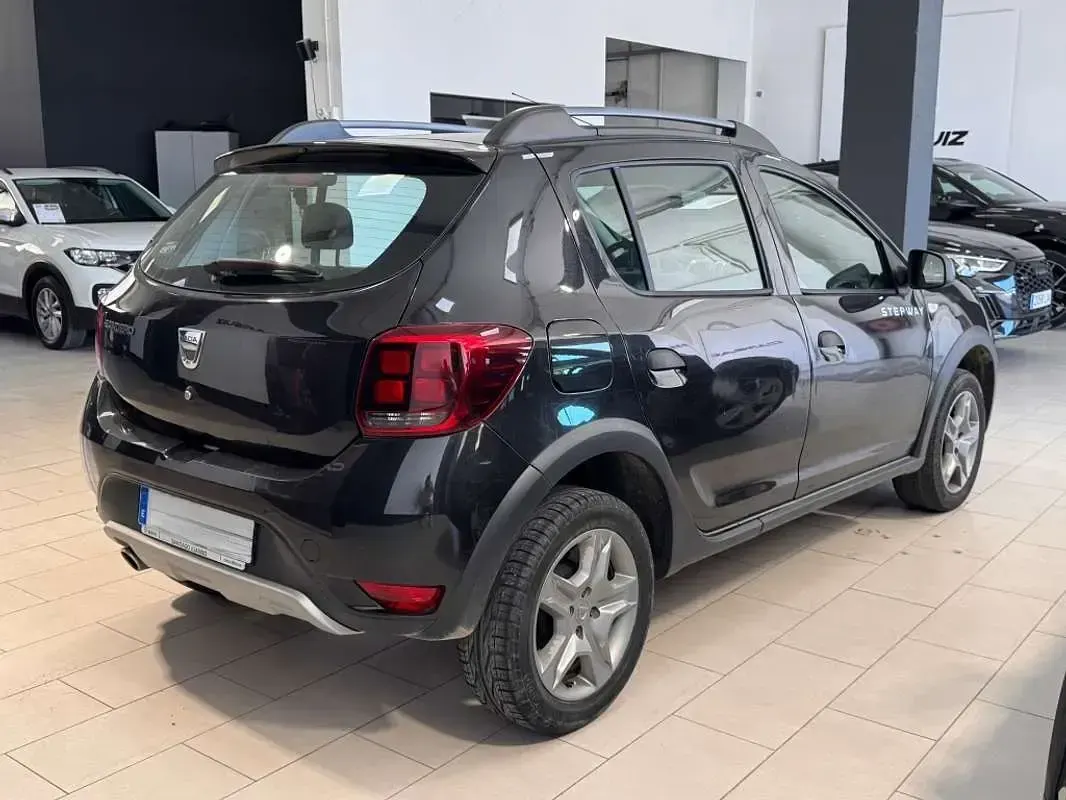 Usado Dacia Sandero Essentiel 95 CV (69 kW) 2018 Negro Utilitario