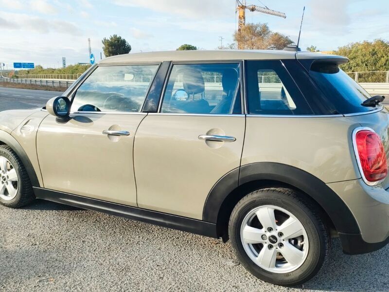 Usado Mini ONE 102 CV (75 kW) 2020 Beige Utilitario