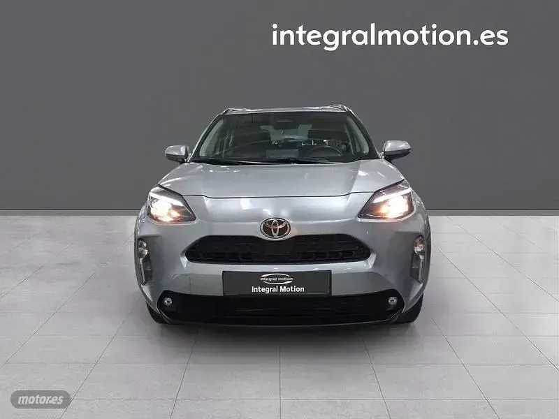 Usado Toyota Yaris Cross Business Edition 116 CV (85 kW) 2025 Plateado SUV