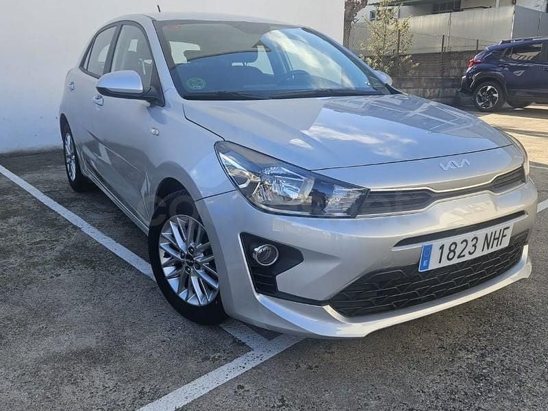 Usado Kia Rio 84 CV (61 kW) 2021 Gris / plata Berlina