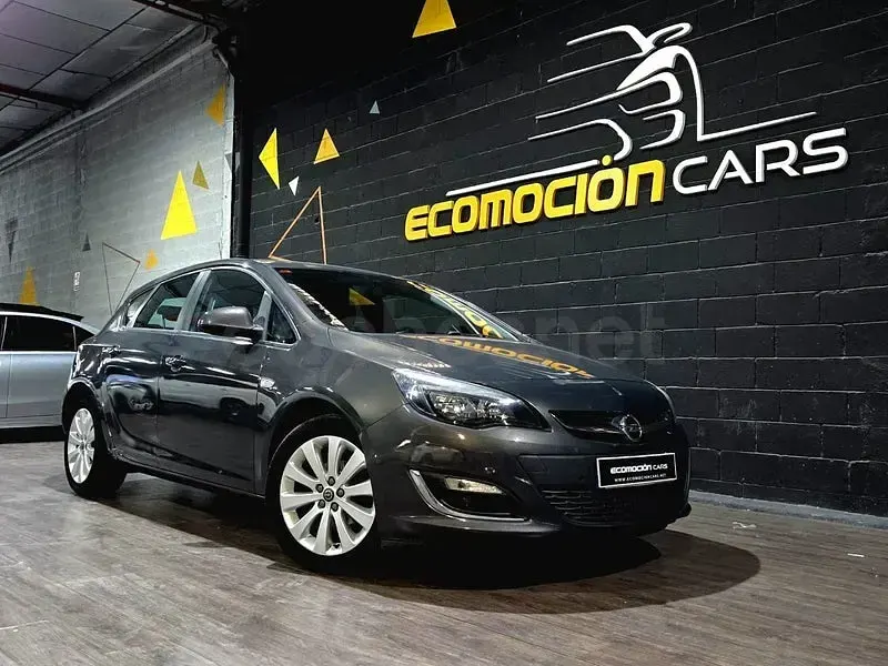 Usado Opel Astra Excellence 140 CV (102 kW) 2013 Gris / plata Berlina