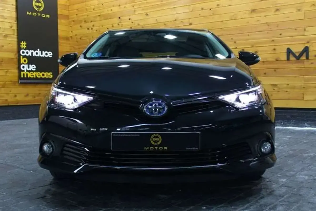 Usado Toyota Auris Hybrid 136 CV (100 kW) 2018 Negro Utilitario