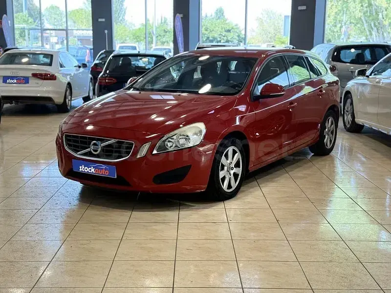 Usado Volvo V60 Kinetic 163 CV (119 kW) 2012 Rojo Familiar