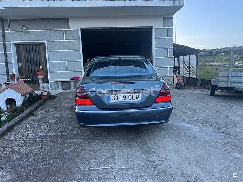 Usado Mercedes E270 Avantgarde 170 CV (125 kW) 2003 Azul Berlina