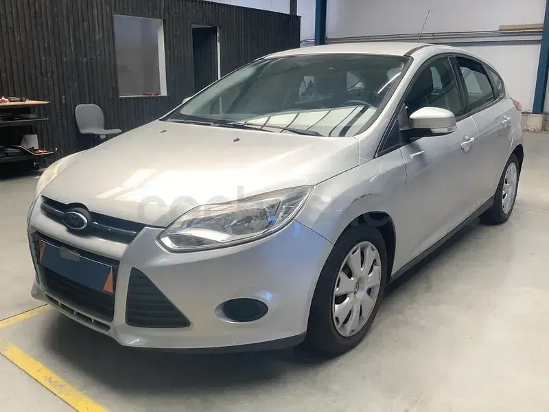 Usado Ford Focus Trend 95 CV (69 kW) 2012 Gris / plata Berlina