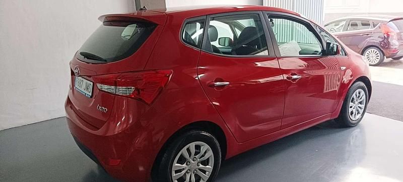 Usado Hyundai ix20 90 CV (66 kW) 2016 Rojo Utilitario