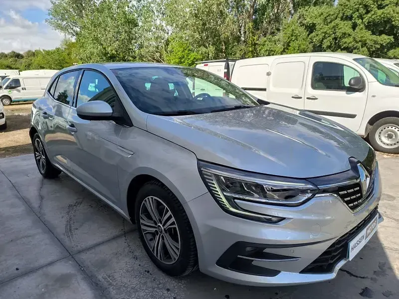 Usado Renault Mégane II Zen 115 CV (84 kW) 2022 Gris / plata Berlina