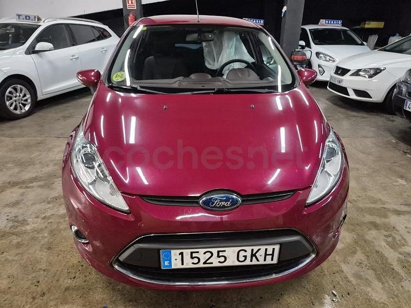 Usado Ford Fiesta Ghia 90 CV (66 kW) 2008 Granate Utilitario