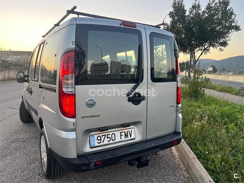Usado Fiat Doblò Dynamic 105 CV (77 kW) 2009 Gris / plata Monovolumen