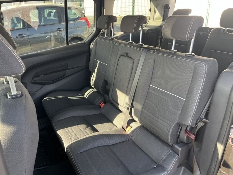 Usado Ford Tourneo Connect 120 CV (88 kW) 2016 Negro metalico Monovolumen