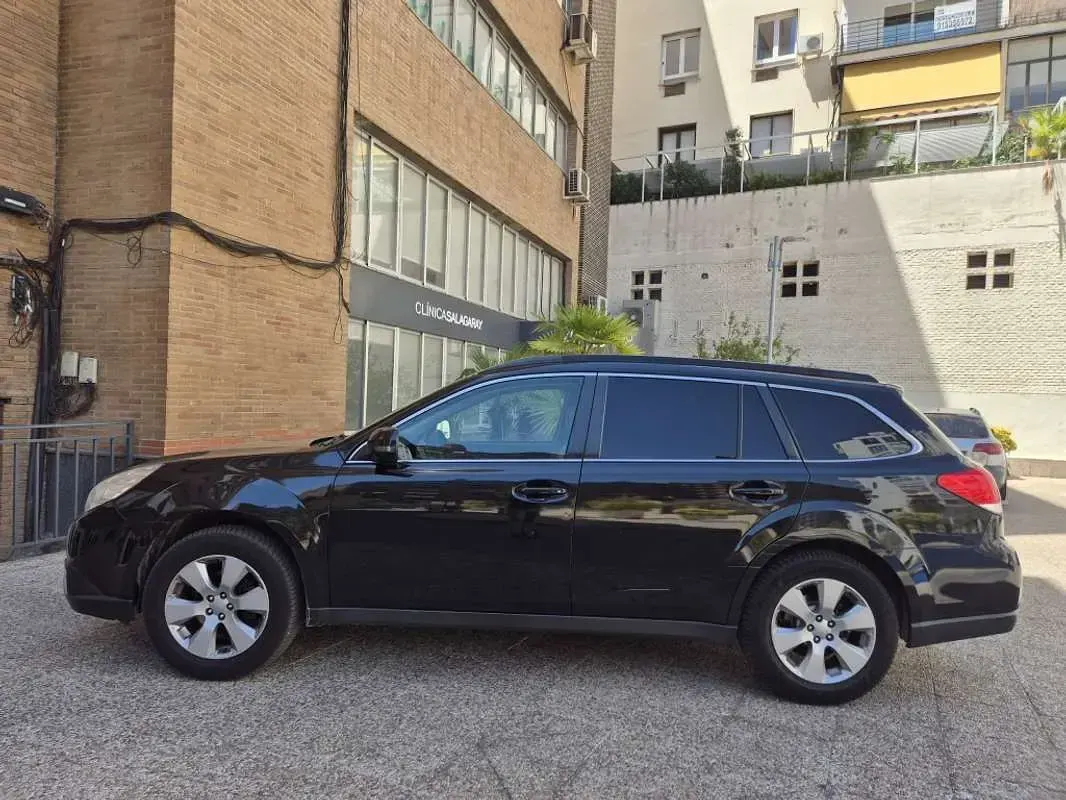 Usado Subaru Outback 165 CV (121 kW) 2010 Negro Familiar