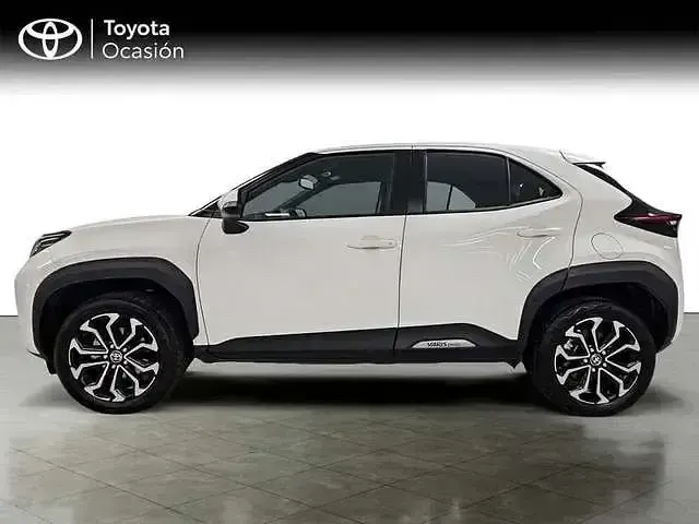 Usado Toyota Yaris Hybrid Active 116 CV (85 kW) 2023 Blanco Pickup/Camioneta