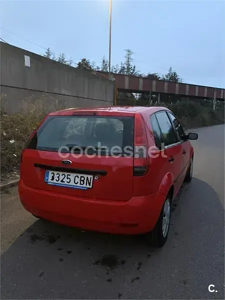 Usado Ford Fiesta Ghia 80 CV (58 kW) 2002 Rojo Utilitario