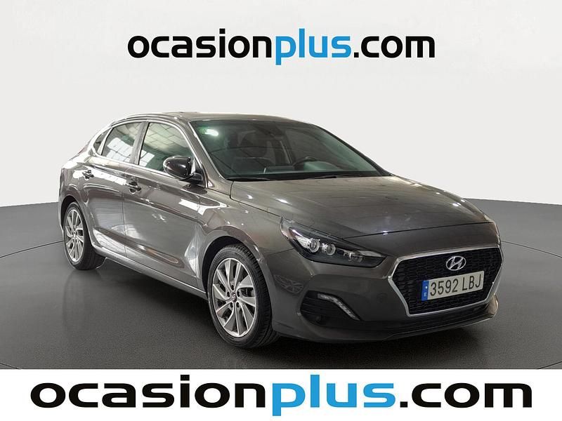 Usado Hyundai i30 120 CV (88 kW) 2019 Marrón Berlina