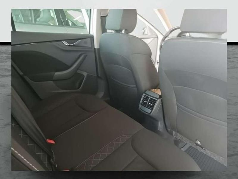 Usado Skoda Kamiq Ambition 110 CV (80 kW) 2023 Blanco SUV