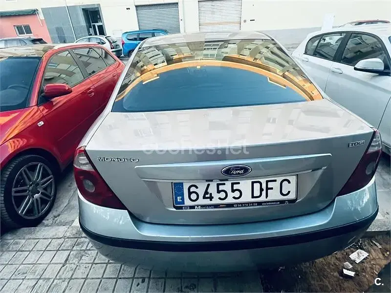 Usado Ford Mondeo Ghia 155 CV (114 kW) 2004 Gris / plata Berlina