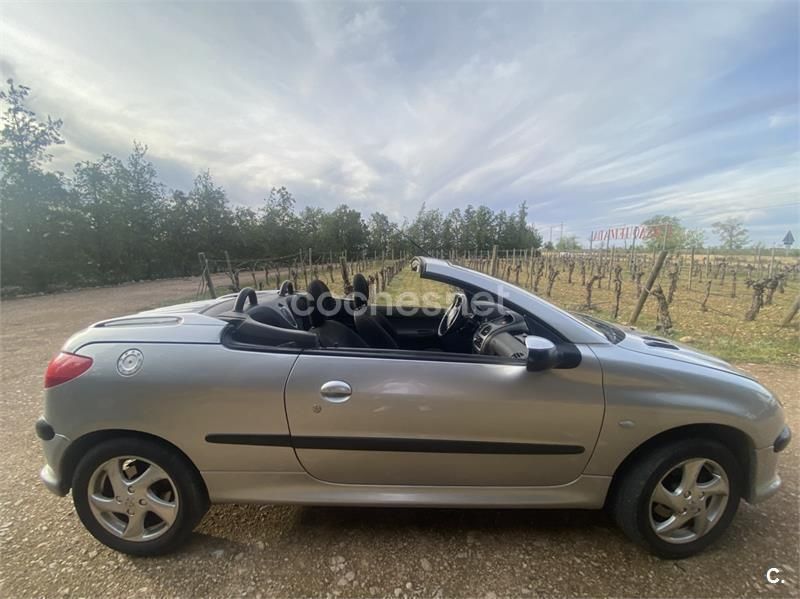 Usado Peugeot 206 110 CV (80 kW) 2002 Gris / plata Descapotable