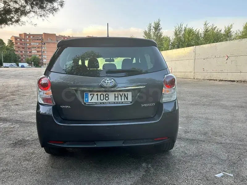 Usado Toyota Verso Advance 112 CV (82 kW) 2014 Gris / plata Monovolumen