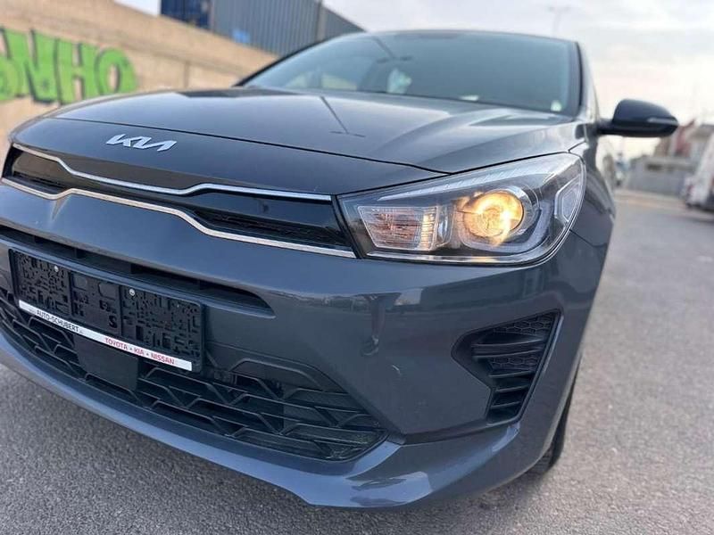 Usado Kia Rio 84 CV (61 kW) 2022 Gris Utilitario