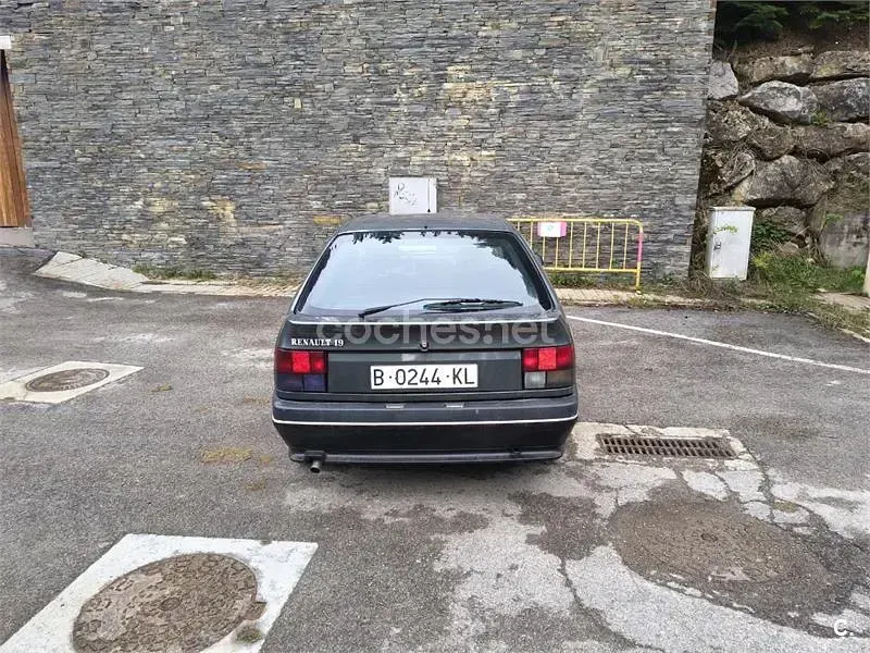 Usado Renault R9 80 CV (58 kW) 1989 Gris / plata Berlina