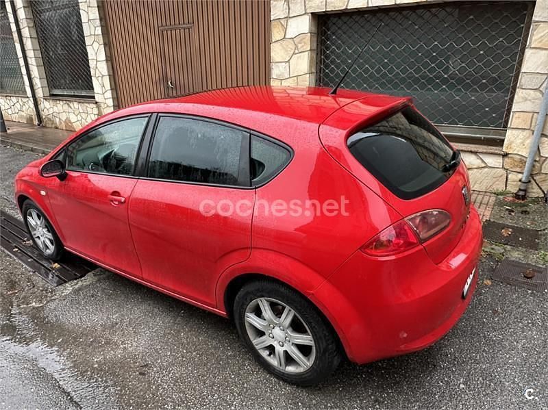 Usado Seat Leon Sport 105 CV (77 kW) 2006 Rojo Utilitario