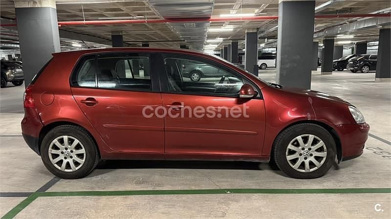 Usado VW Golf V Trendline 105 CV (77 kW) 2008 Granate Familiar