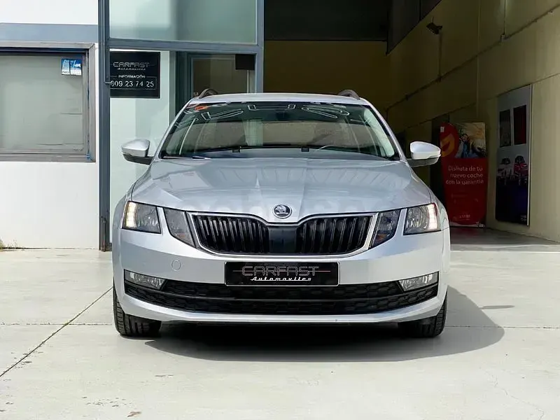 Usado Skoda Octavia Ambition 115 CV (84 kW) 2019 Gris / plata Familiar
