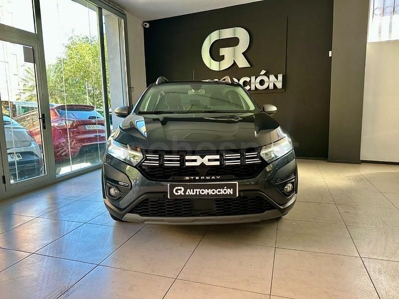 Usado Dacia Sandero Essentiel 91 CV (66 kW) 2023 Gris / plata Berlina