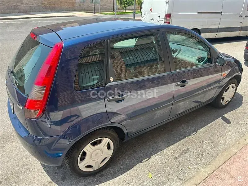 Usado Ford Fiesta Trend 68 CV (50 kW) 2005 Azul Utilitario