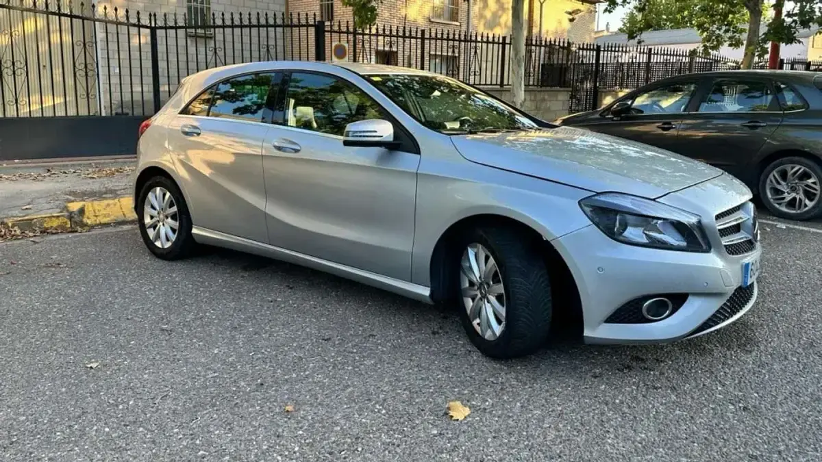 Usado Mercedes A180 Style 109 CV (80 kW) 2015 Gris Utilitario