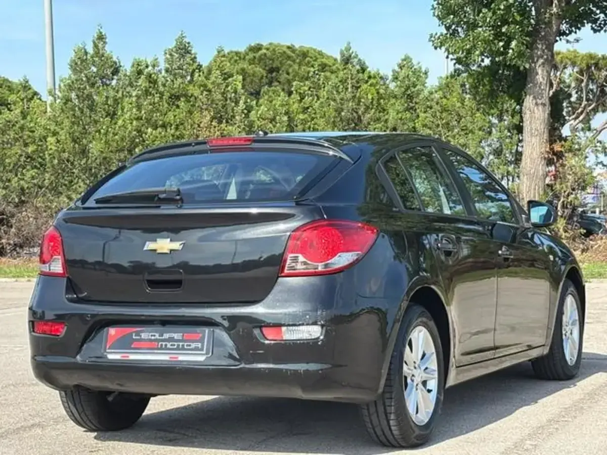 Usado Chevrolet Cruze LT 124 CV (91 kW) 2013 Negro Utilitario
