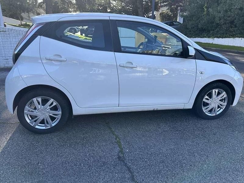 Usado Toyota Aygo X-play 69 CV (50 kW) 2017 Blanco Utilitario