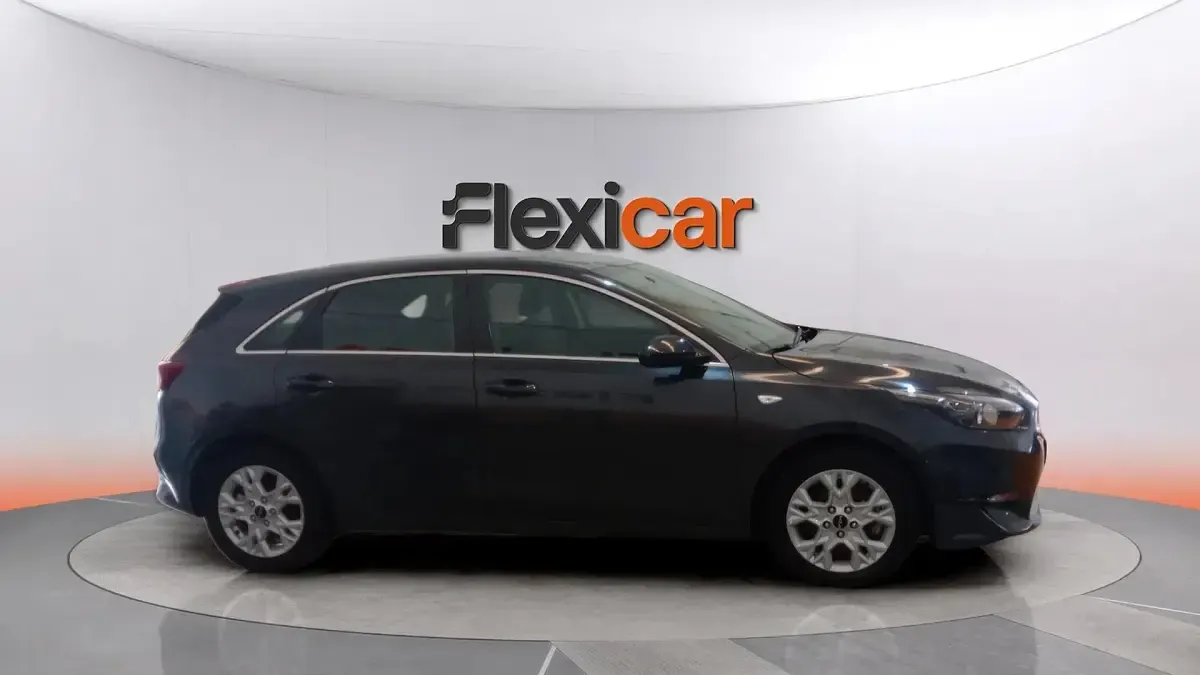 Usado Kia Ceed 136 CV (100 kW) 2023 Gris Utilitario