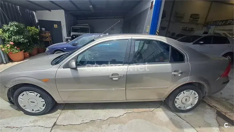 Usado Ford Mondeo Trend 115 CV (84 kW) 2003 Marrón Berlina