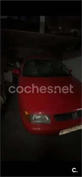 Usado VW Polo 50 CV (36 kW) 1997 Rojo Berlina