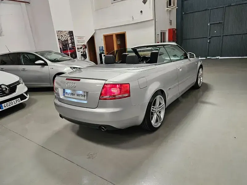 Usado Audi A4 Cabriolet 163 CV (119 kW) 2003 Gris / plata Descapotable