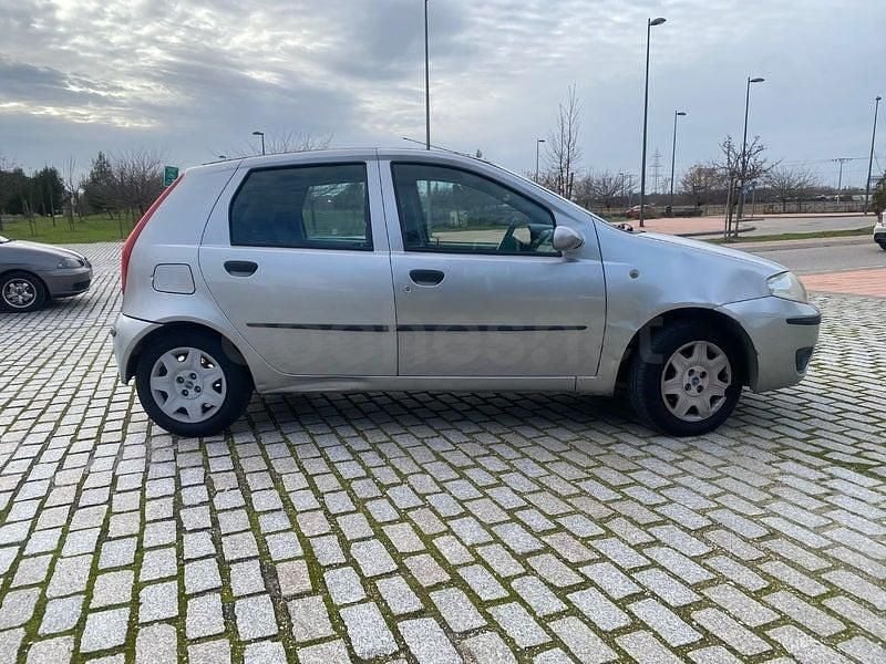 Usado Fiat Punto Dynamic 80 CV (58 kW) 2003 Gris / plata Utilitario