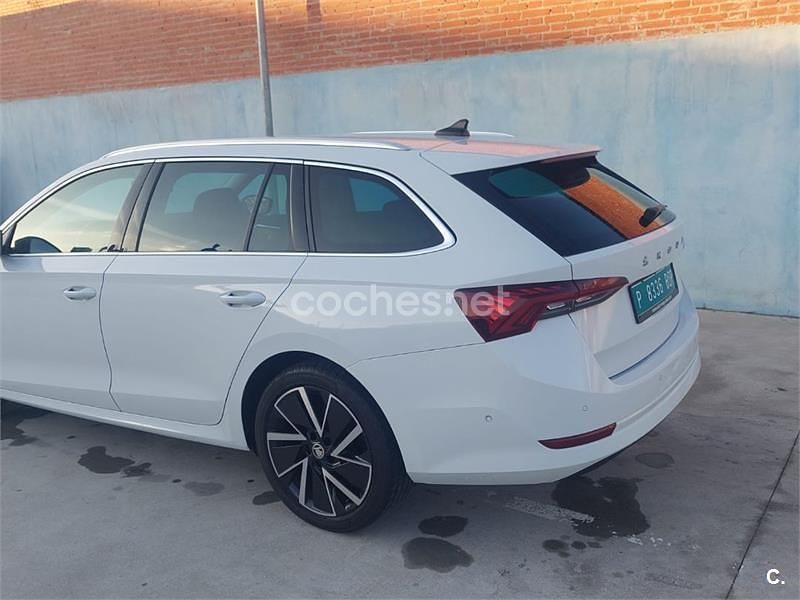 Usado Skoda Octavia Style 150 CV (110 kW) 2020 Blanco Familiar