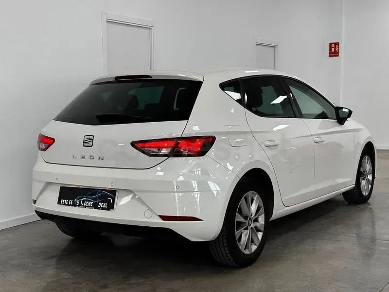 Usado Seat Leon Style Plus 125 CV (91 kW) 2017 Blanco Berlina