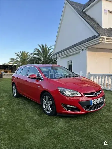 Usado Opel Astra Sportive 165 CV (121 kW) 2014 Rojo Familiar