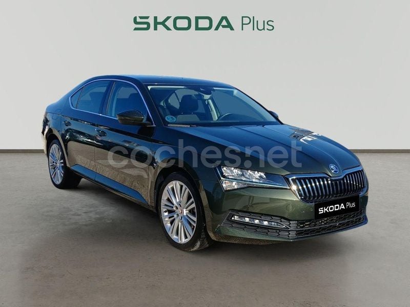 Verde Usado 2023 Skoda Superb Ambition Berlina | 32.190 € (Precio justo) - Imagen 1/4