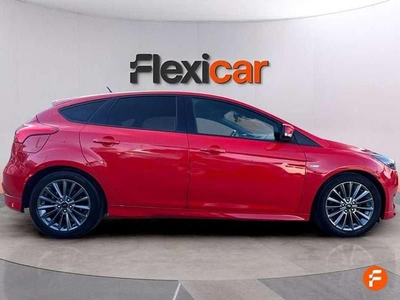 Usado Ford Focus ST-Line 125 CV (91 kW) 2018 Rojo Utilitario