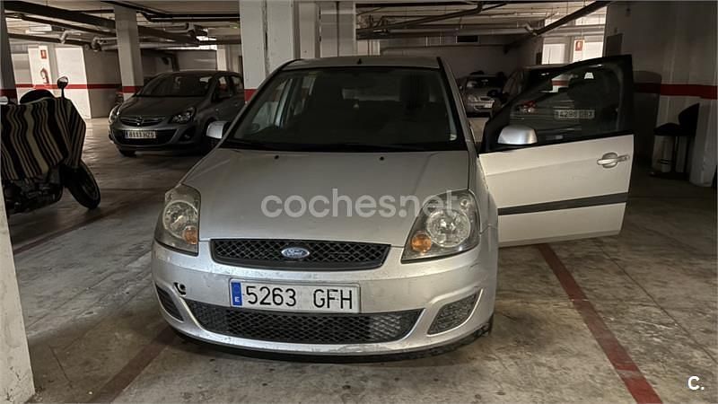 Usado Ford Fiesta Futura 80 CV (58 kW) 2008 Gris / plata Berlina