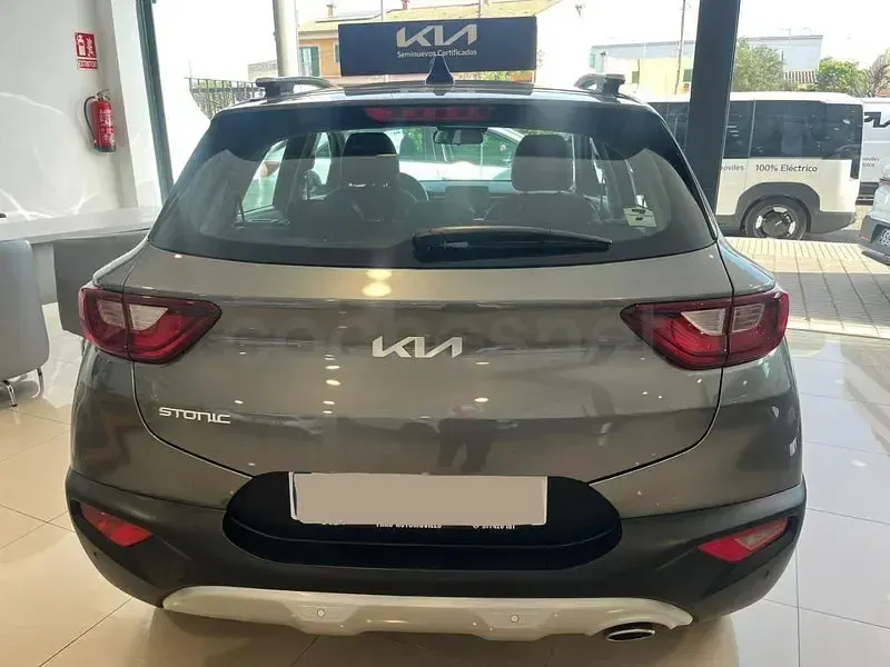 Usado Kia Stonic 100 CV (73 kW) 2025 Gris / plata SUV
