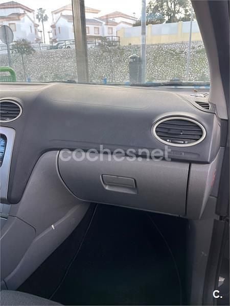 Usado Ford Focus Trend 100 CV (73 kW) 2009 Gris / plata Berlina