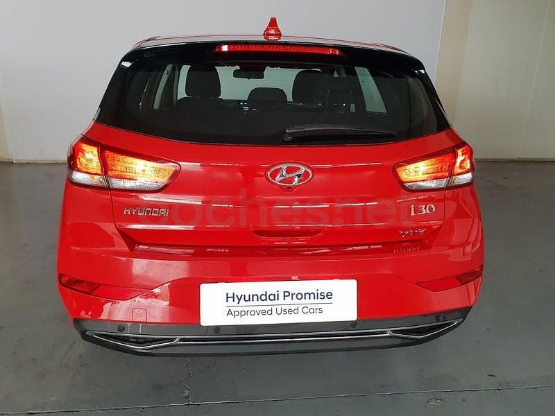 Usado Hyundai i30 120 CV (88 kW) 2024 Rojo Berlina